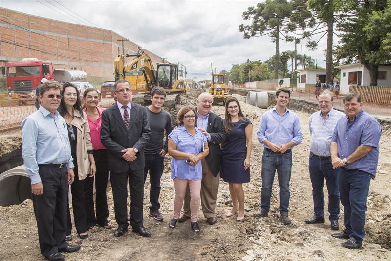 Representantes UniBrasil, Prefeito e Vice Prefeito de Curitiba e representantes do Grupo Tacla na obra da Rua Konrad Adenauer
